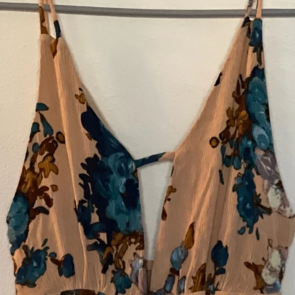 Coveted Clothing Woman’s Floral Romper - Picture 7 of 11